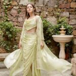 Nushrratt Bharuccha Instagram - Akelli na bazaar jaaye karo.. nazar lag jaayegi 😉😉 #Akelli #25thAugustInTheatres Outfit @punitbalanaofficial Jewelry @pinklanebyrashi Photographer @jpic.in Makeup @vardannayak Hair @ashwini_hairstylist Stylist @nidhijeswani Assisted by @nirikshapoojary_