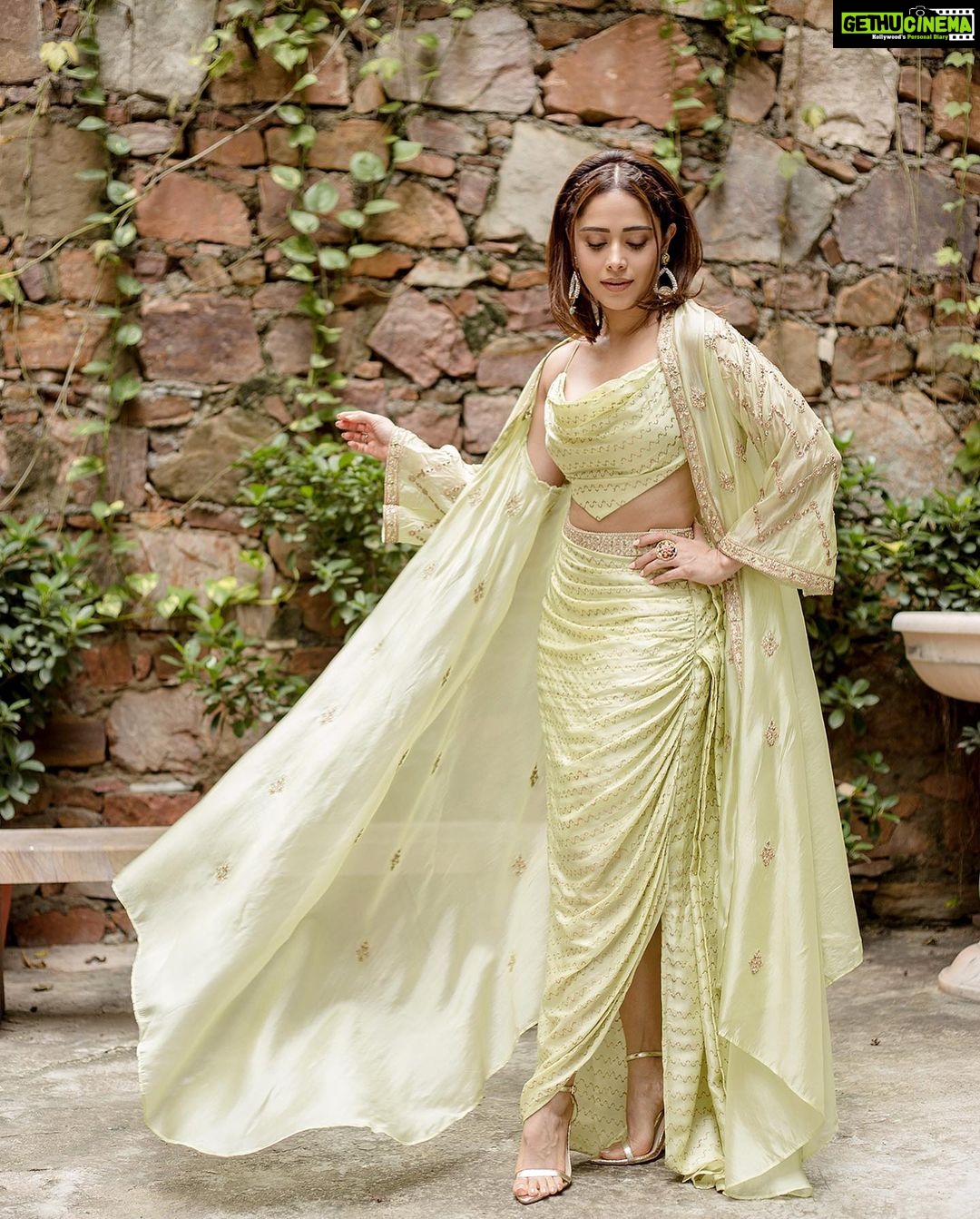 Nushrratt Bharuccha Instagram - Akelli na bazaar jaaye karo.. nazar lag jaayegi ππ #Akelli #25thAugustInTheatres Outfit @punitbalanaofficial Jewelry @pinklanebyrashi Photographer @jpic.in Makeup @vardannayak Hair @ashwini_hairstylist Stylist @nidhijeswani Assisted by @nirikshapoojary_