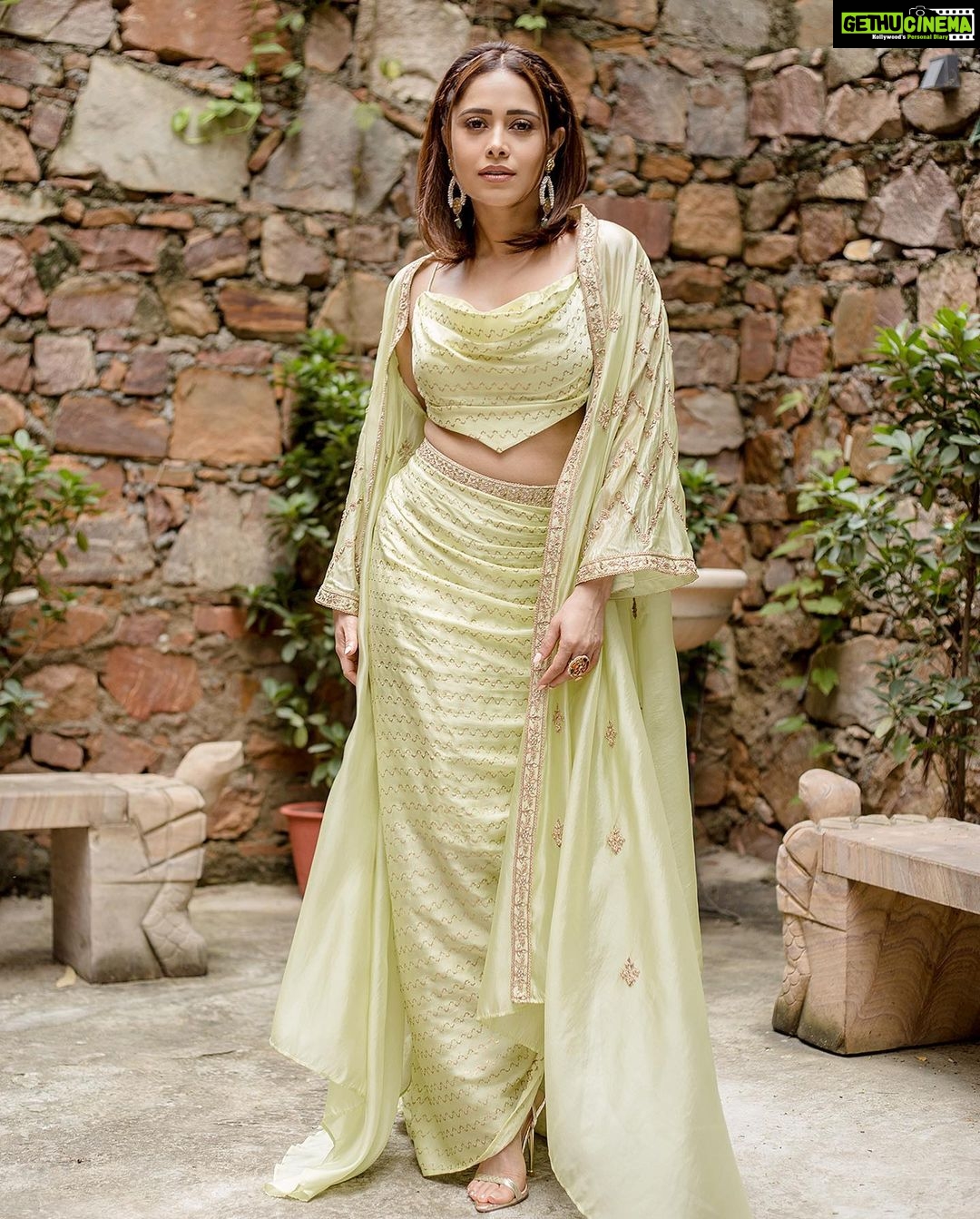 Nushrratt Bharuccha Instagram - Akelli na bazaar jaaye karo.. nazar lag jaayegi ππ #Akelli #25thAugustInTheatres Outfit @punitbalanaofficial Jewelry @pinklanebyrashi Photographer @jpic.in Makeup @vardannayak Hair @ashwini_hairstylist Stylist @nidhijeswani Assisted by @nirikshapoojary_