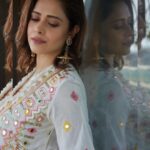 Nushrratt Bharuccha Instagram – Aaj Sunday hai!
Post karne ka din hai 🎶 

Outfit @gopivaiddesigns 
Jewelry @goldenwindow 

Stylist @nidhijeswani 
Makeup @makeupbyshefali.s 
Hair @ashwini_hairstylist 

Photographer @venurasuri