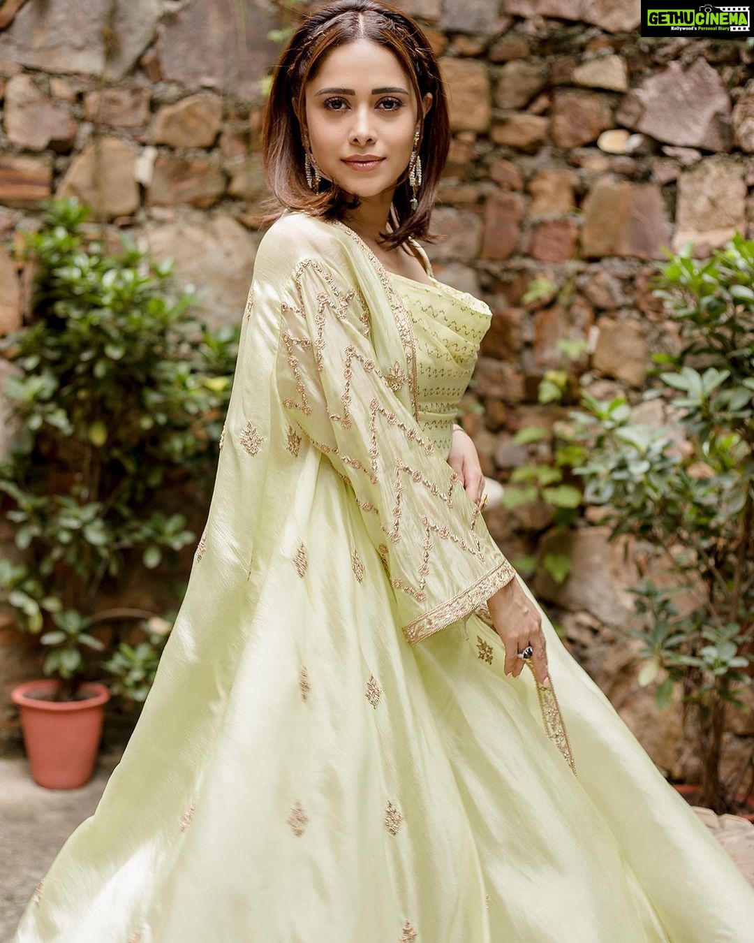 Nushrratt Bharuccha Instagram - Akelli na bazaar jaaye karo.. nazar lag jaayegi ππ #Akelli #25thAugustInTheatres Outfit @punitbalanaofficial Jewelry @pinklanebyrashi Photographer @jpic.in Makeup @vardannayak Hair @ashwini_hairstylist Stylist @nidhijeswani Assisted by @nirikshapoojary_