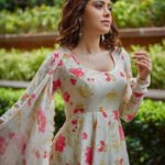 Nushrratt Bharuccha Instagram – 🌺

Outfit @paulmiandharsh 
Earrings @azotiique 
Styled by @nidhijeswani 
Assisted by @nirikshapoojary_ 
Makeup @vardannayak 
Hair @ashwini_hairstylist 
Photos @akshat_rastogi22