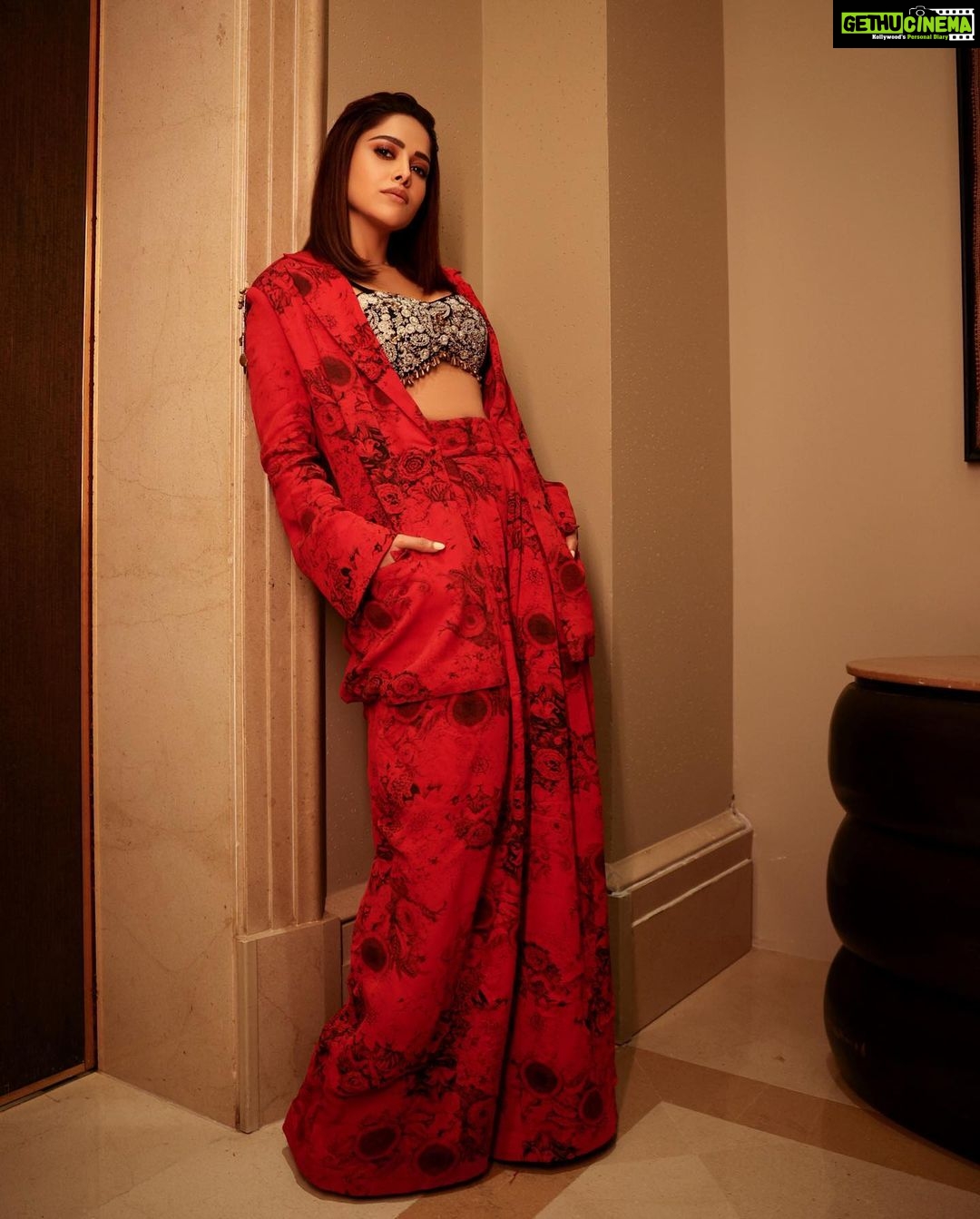 Nushrratt Bharuccha Instagram - You do you, and I’ll do better! 🙌🏻 Pant-suit @bhumikasharmaofficial Stylist @nidhijeswani Assisted by @nirikshapoojary_ Makeup @vardannayak Hair @ashwini_hairstylist Photographer @ishanzaka