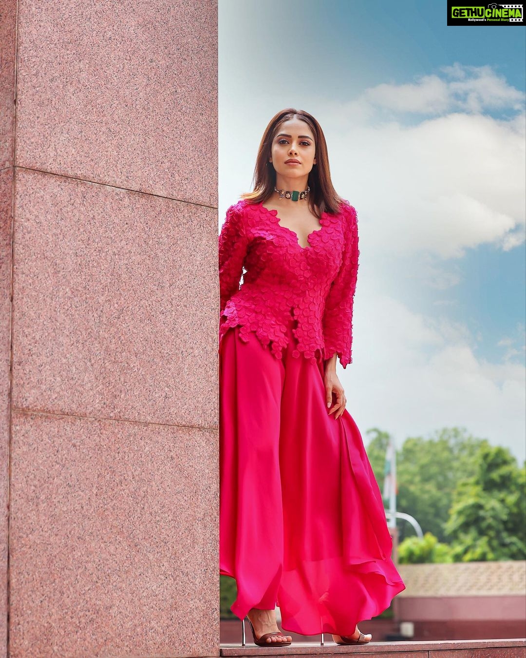 Nushrratt Bharuccha Instagram - Chal chale… Aasmaan ke paray… Outfit: @mrunalinirao Neckpiece: @karnikajewelshyd Style by me: @samidha.wangnoo Style team : @ritika.kishnani @yashtikaasharmaa Make up : @vardannayak Hair by : @ashwini_hairstylist 📸 : @lakshaysachdevaphotography