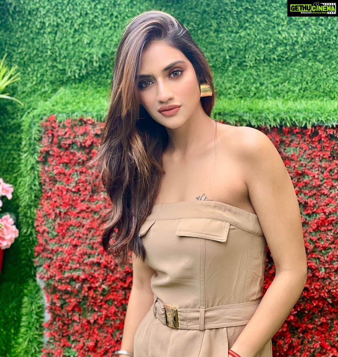 Nusrat Jahan Instagram - Straight or curly…??? What’s ur pick?!