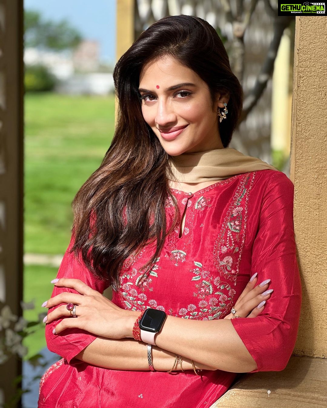Nusrat Jahan Instagram - কপালে টিপ… অদ্ভুত মায়ার বাঁধন!