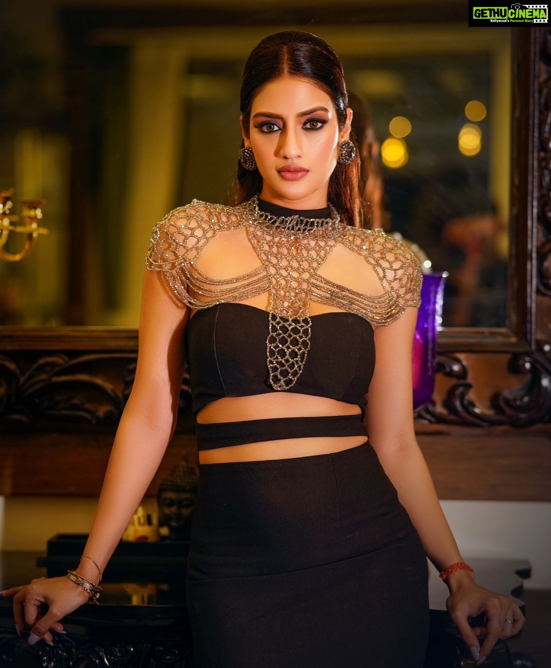 Nusrat Jahan Instagram - #Mentaaal first look launch look ☺️😊 . . 💄@brushofpritam 💇♀️ @abinashbhowmick_official 📷 @sahil_paswan_2646_