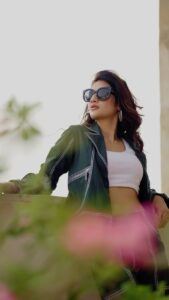 Nusrat Jahan Instagram - This song is a vibe … @kiara_sen111 @yashieroy31 @dagdai @brushofpritam @sujitdas466 @abinashbhowmick_official 🎥 @parijwalmohta @shivam.rec709 @sanjuktan @avi_shake__ #sunday #instareels #obsessed #trendingsongs #trending