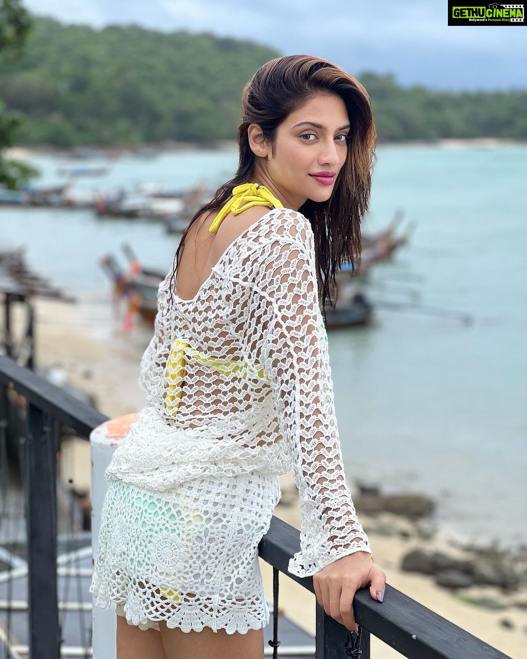 Nusrat Jahan - 51.6K Likes - Laze Around.. coz itās Sunday !
#throwback #sunday #noedit #nofilter