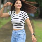 Nusrat Jahan Instagram - Tanned and tired… Hair is a mess… No make up today… just some lipstick… but mood compensates it all 😘 📸 @anirbanchakraborty75