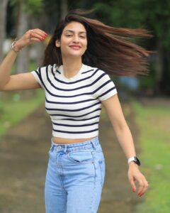 Nusrat Jahan Instagram - Tanned and tired… Hair is a mess… No make up today… just some lipstick… but mood compensates it all 😘 📸 @anirbanchakraborty75