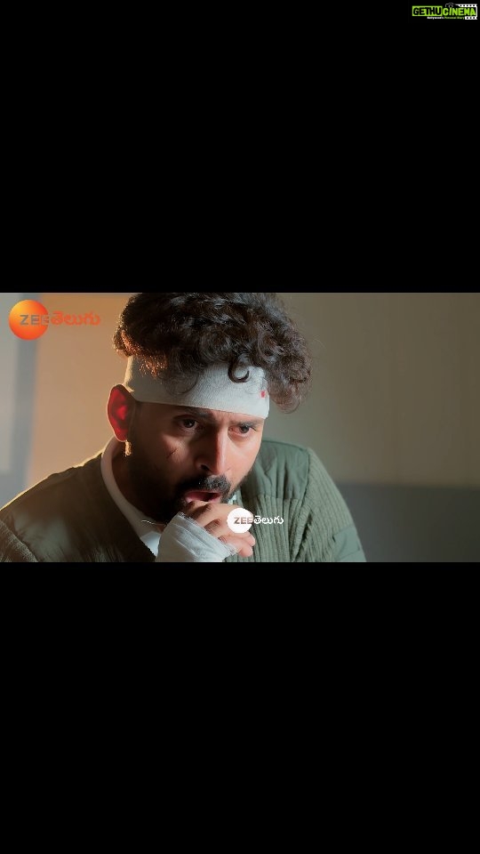 Pallavi Gowda Instagram - Arundhathi kosam akasham nundi kindaki vachina Chitragupthudu..em cheyanunnadu? Watch #NinduNoorellaSavaasam Mon to Sat at 7:00 PM on #ZeeTelugu #ZeeTeluguPromo @richard_jose_official @pallavi_gowda_official @nishaa_gowda @mahishivan9_official