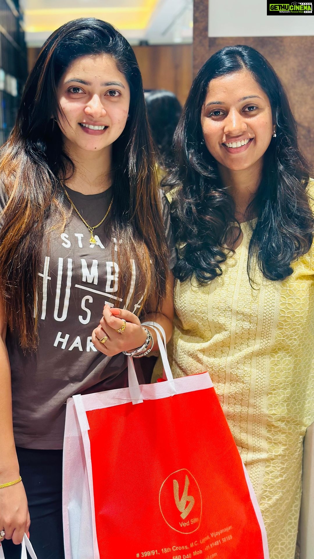 Pallavi Gowda Instagram - We are genuinely honoured that you choose to visit our store and support us thank you with lots of love ❤️@pallavi_gowda_official 📞9148158168 #vedsilks_by_shravanthi #vijayanagarbangalore #aradhya #silk #silksarees #womensupportingwomen #india #southflorida #bridal #celebrity #pallavigowda #trendingreels #kannada #teleguactress #paithani #paithanisarees #businesswoman #startup #artist #newmusic #sareelove #ethnicwear #instagram #trendingsongs #newpost #southindiansaree #businesspassion #weddingdress #shoppingonline Ved Silks