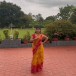 Pallavi Gowda Instagram – Bcoz it’s trending😉
#TrendingReels #Dance #Arundathi #Amrutha #NNS #NinduNoorellaSavasam Moinabad.