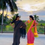Pallavi Gowda Instagram – This is what happens behind our every reels 🤨 like literally every time 😝 guys plz wait for final take video😉
#Blopper #Dance Vellayani