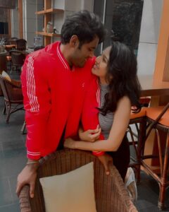 Pavani Reddy Instagram - Wishing a very Happy Birthday to my one and only superman, my ultra strong ironman, my hero, my handsome and to the guy who makes my world complete. Here’s another year of laughing together, messing up together
And making it together. 
No one can ever compare the love that you make me feel, leave butterflies 
I Feel the whole zoo when I’am with you. Love you my bubu 😘😘😘 @amir__ads 
#birthdayboy #love #us
