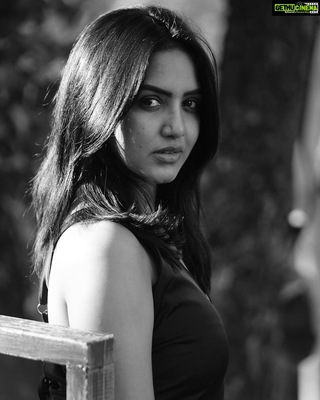 Pavani Reddy Instagram - 🖤🩶 📸: @dop_saiyash #black #and #white