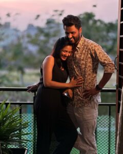 Pavani Reddy Instagram - Wishing a very Happy Birthday to my one and only superman, my ultra strong ironman, my hero, my handsome and to the guy who makes my world complete. Here’s another year of laughing together, messing up together
And making it together. 
No one can ever compare the love that you make me feel, leave butterflies 
I Feel the whole zoo when I’am with you. Love you my bubu 😘😘😘 @amir__ads 
#birthdayboy #love #us