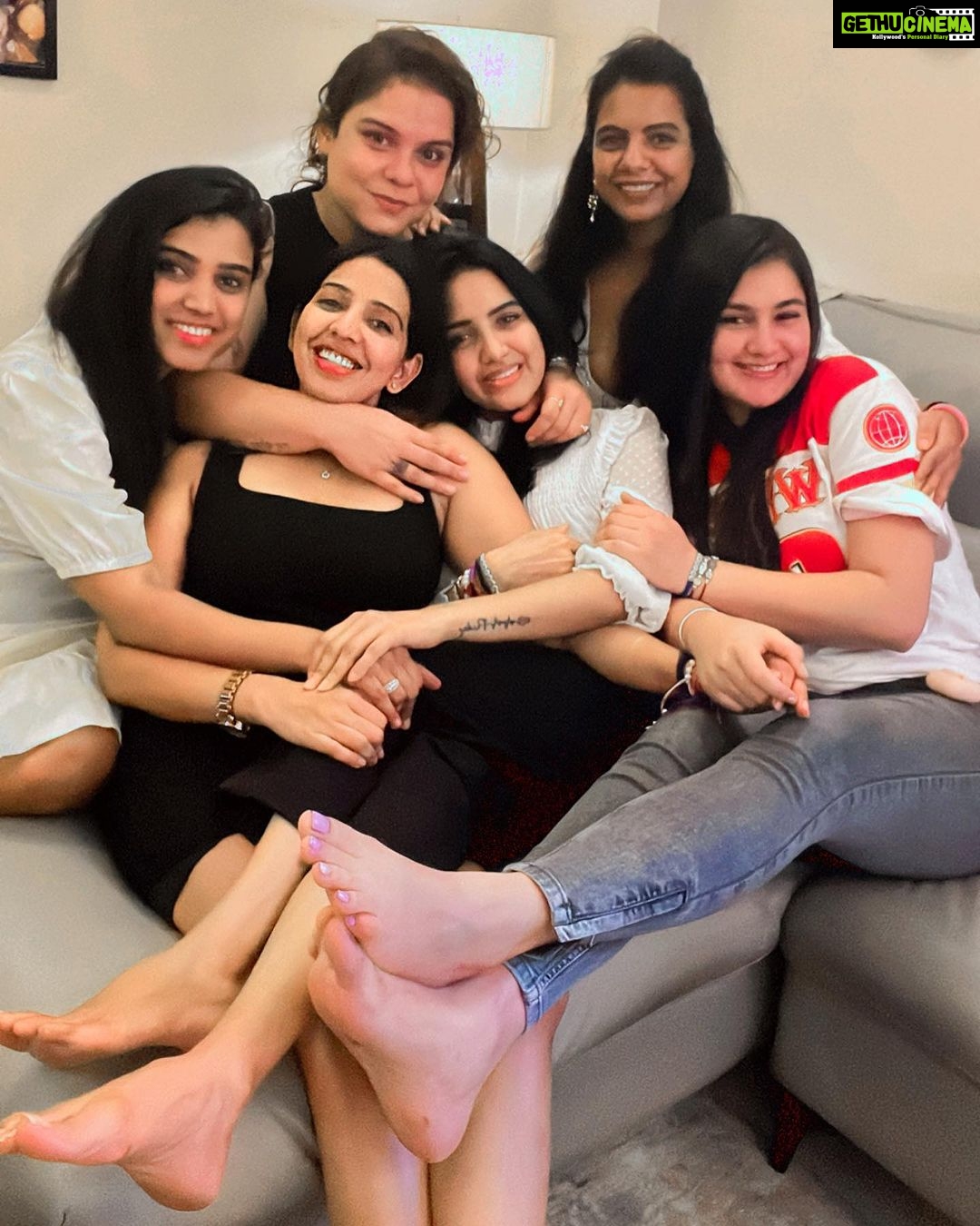 Pavani Reddy Instagram - F.R.I.E.N.D.S @poonamsbakshi @roshini9999 @sinereddy @kaurborntofly @shravyareddyofficial #friendshipgoals #friendshipday #friendsforlife