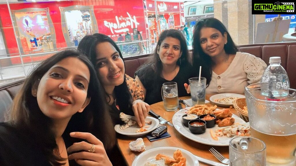 Pavani Reddy Instagram - Two states gossip 😜 #sisters # #tgif #foodgasam #twostatesgossip😂 #hyderabad #chennai