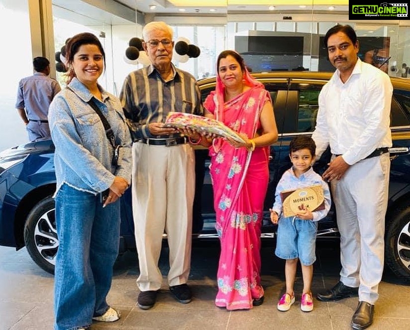 Pia Bajpiee Instagram - Diwali gift for my parents ❤️ #balenoAGS @nexaetawah thank you 🙏