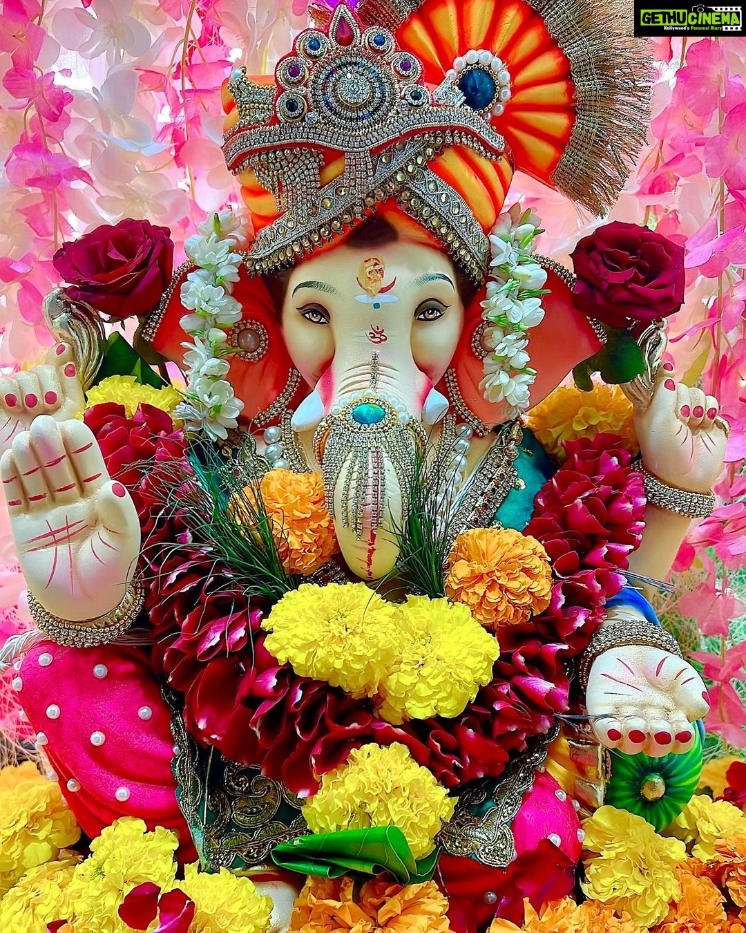 Pia Bajpiee Instagram - 'श्री गणेश चतुर्थी' की हार्दिक बधाई एवं शुभकामनाएं! #mereganpatiji♥️ #home #firsttime #ecofriendly