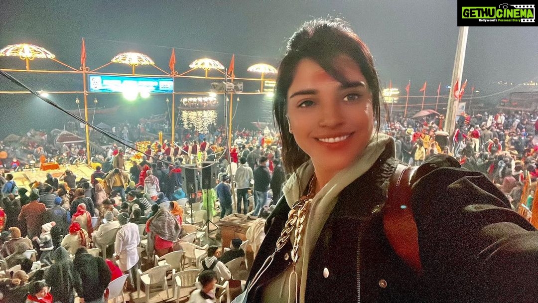 Pia Bajpiee Instagram - हर हर ग़ंग़े #गंगाआरती #काशी 🙏🪔