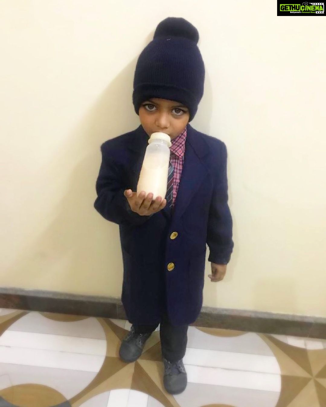 Pia Bajpiee Instagram - My mom told me yesterday that give good poses and I will not send you school but she still sent me ..she tried those same tricks today and I don’t trust her anymore 😅🍼😆😂 @nayanshvikasbajpai #nephew मेरी जान ❤️