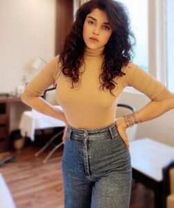 Pia Bajpiee Instagram - Express ur love..I can’t read minds 🤷‍♀️🤪