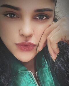 Pia Bajpiee Instagram - 🙋‍♀️