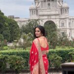 Pooja Bose Instagram – QUEEN Victoria 👸  we spotted @banerjeepuja infront #victoriamemorialkolkata doing a photoshoot ✨️ 

#pujabanerjee #kolkata Victoria Memorial, Kolkata