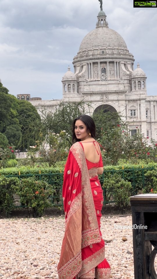 Pooja Bose Instagram - QUEEN Victoria 👸 we spotted @banerjeepuja infront #victoriamemorialkolkata doing a photoshoot ✨️ #pujabanerjee #kolkata Victoria Memorial, Kolkata