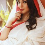 Pooja Bose Instagram – Poila boisakh Shobar bhalo katuk aar pooro bochor ta bhalo kaatuk 🙏🏻🙏🏻❤️❤️ 
Clicked by @tathagataghosh 
Hair and mua @navinmakeupartist 
Style by @horeayan 
Saree @indyloom_india 
Location courtesy @keyasethexclusive
