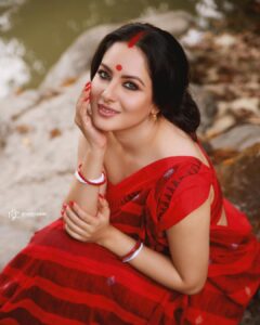 Pooja Bose Instagram - Shubho Nobo Borsho shobaike ❤️🙏🏻 
Khoob bhalo Katuk Ei bochor shobar jonno 
Clicked by @tathagataghosh 
Hair and mua @navinmakeupartist 
Stylist @horeayan 
Saree by @indyloom_india 
Location courtesy @keyasethexclusive
