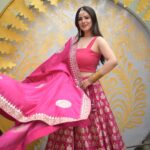 Pooja Bose Instagram - Watch #dancebangladance tonight at 9.30pm only on zeebangla @zeebanglaofficial Outfit by @kaasniindia Clicked by @soumya_singha_photography