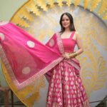 Pooja Bose Instagram - Watch #dancebangladance tonight at 9.30pm only on zeebangla @zeebanglaofficial Outfit by @kaasniindia Clicked by @soumya_singha_photography