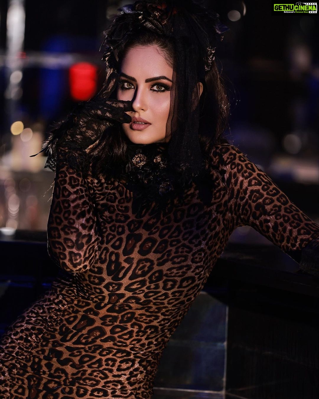 Pooja Bose Instagram - Rohit Verma presents “Unapologetic Spots” The sleekness of this collection has been inspired from the beautiful spots on leopard’s skin. These spots are called “Rosettes” because their shape is similar to that of a rose. The real beauty is of the spots is the vibrancy of the Color and the boldness . It speaks loud of the stealthy move and a confident demure. A true reflection of beauty and power. Photographer @amitkhannaphotography Location @clubillusions.andheri and @purplepenguinmumbai