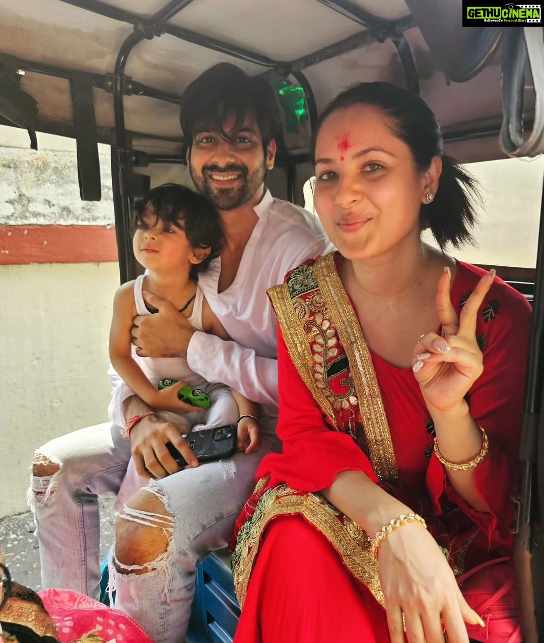 Pooja Bose Instagram - আদ্যাপীঠ , বেলুড় মঠ ও দক্ষিণেশ্বর- এ পুজা পরিবারের সাথে 🙏🫶 @banerjeepuja @kunalrverma @krishiv.verma09 Belur Math