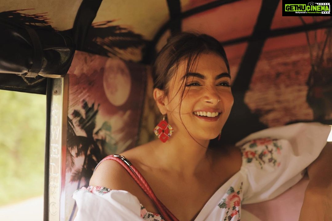 Pooja Hegde Instagram - A quick 🛺 ride Sri Lanka