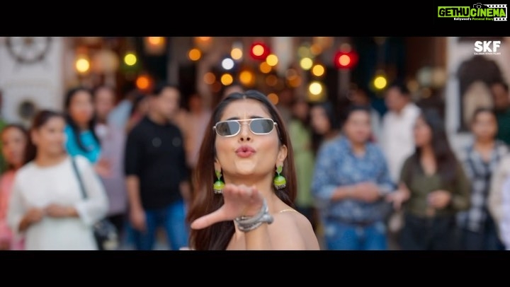 Pooja Hegde Instagram - Here you go….Iss Eid honge bade dhamaake Bhaijaan ke saath. #KisiKaBhaiKisiKiJaanTrailer out now! @beingsalmankhan @hegdepooja @venkateshdaggubati @farhadsamji @bhumika_chawla_t @singhvijender #AbhimanyuSingh @raghavjuyal @jassie.gill @thesiddharthnigam @shehnaazgill @palaktiwarii @vinali_bhatnagar @ravibasrur @realhimesh @thesajidwajid @sukhbir_singer @thisisdsp @payaldevofficial @amaal_mallik @vmanikandandop @shamiraah28 @skfilmsofficial @zeestudiosofficial @zeemusiccompany