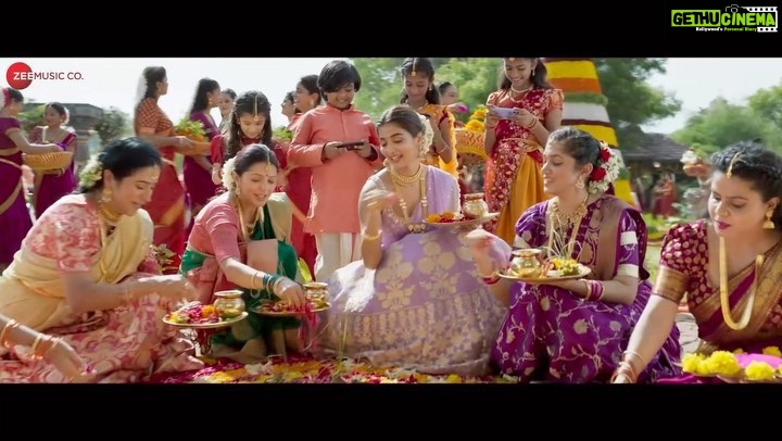 Pooja Hegde Instagram - #Bathukamma celebration from and by your Buttabomma ❤️ 🌺 Song out now! @beingsalmankhan @venkateshdaggubati @farhadsamji @ravibasrur @santhoshvenkysinger @airaa_udupi @hariniivaturi @suchetha_basrur #VijayalaxmiMettinahole @shabbir_ahmed9 @alwaysjani @iamjaggubhai_ @bhumika_chawla_t @singhvijender #AbhimanyuSingh @raghavjuyal @thesiddharthnigam @jassie.gill @shehnaazgill @palaktiwarii @vinali_bhatnagar @vmanikandandop @shamiraah28 @skfilmsofficial @zeestudiosofficial @ZeeMusicCompany