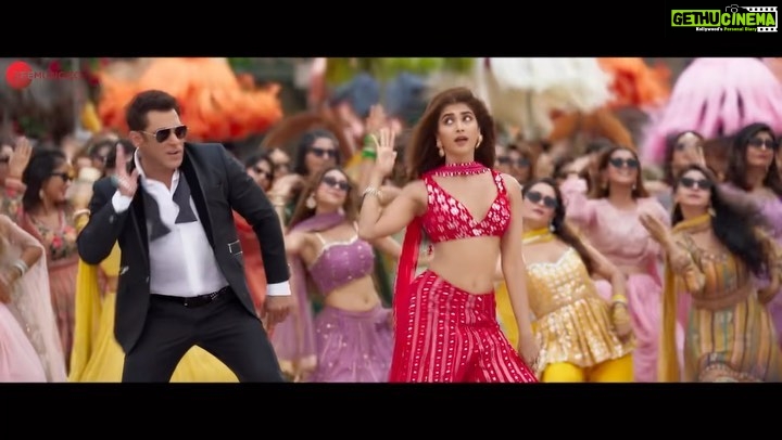 Pooja Hegde Instagram - Dil khol ke naacho to our new song #BilliBilli 😻 @beingsalmankhan @venkateshdaggubati @farhadsamji @sukhbir_singer @alwaysjani @kumaarofficial @vickysandhumusic @iamjaggubhai_ @bhumika_chawla_t @singhvijender #AbhimanyuSingh @raghavjuyal @thesiddharthnigam @jassie.gill @shehnaazgill @palaktiwarii @vinali_bhatnagar @vmanikandandop @shamiraah28 @skfilmsofficial @zeestudiosofficial @ZeeMusicCompany @therealdjdips