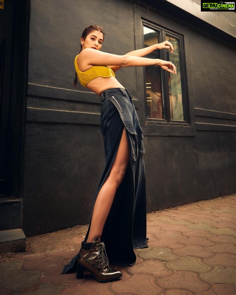 Pooja Hegde Instagram - Daddy’s warrior princess 🙋🏻‍♀️👸🏻☺️ #laracroftwho😉 #kisikabhaikisikijaan
