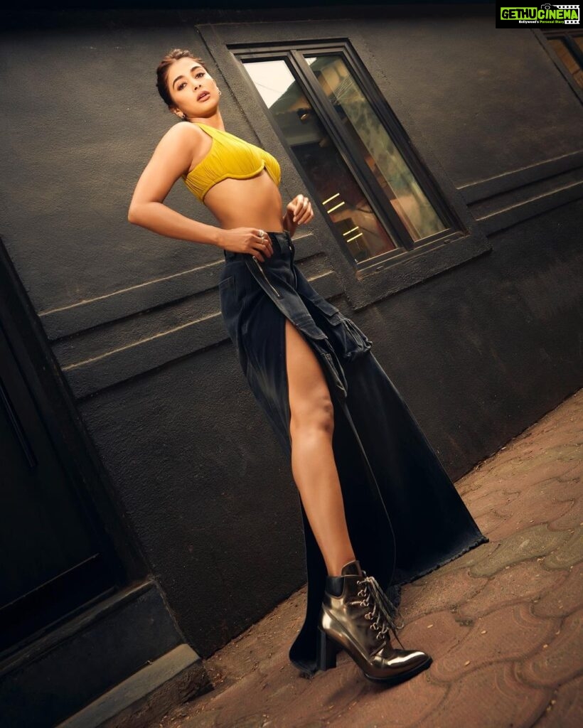 Pooja Hegde Instagram - Daddy’s warrior princess 🙋🏻‍♀️👸🏻☺️ #laracroftwho😉 #kisikabhaikisikijaan
