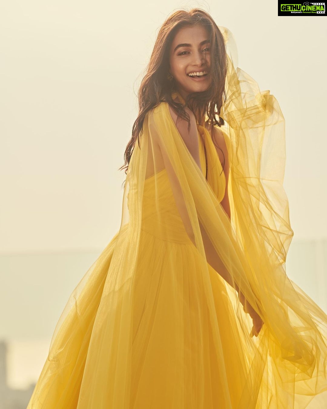 Pooja Hegde Instagram - Cover me in sunshine ☀️☀️ #kisikabhaikisikijaan