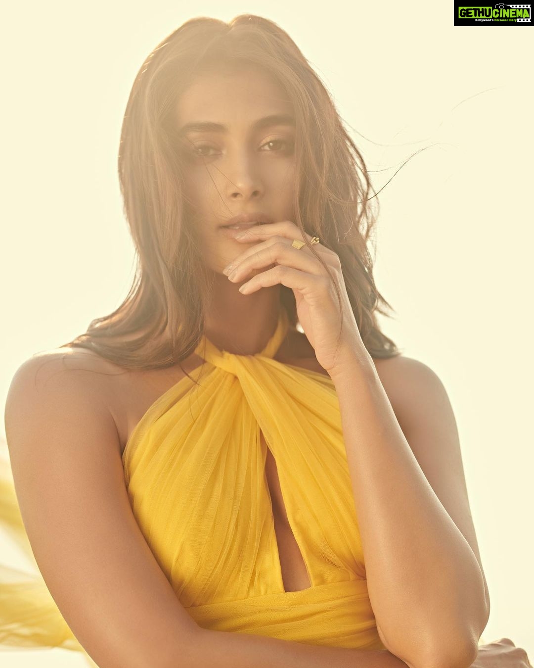 Pooja Hegde Instagram - Cover me in sunshine ☀️☀️ #kisikabhaikisikijaan