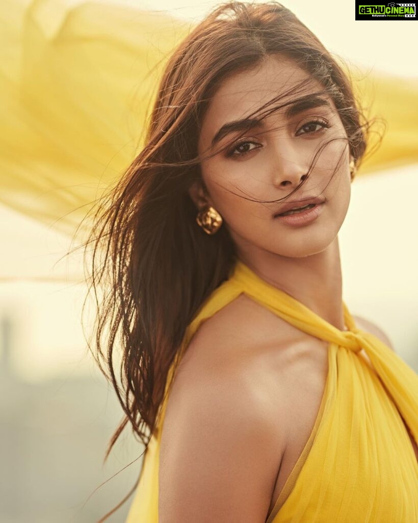 Pooja Hegde Instagram - Cover me in sunshine ☀️☀️ #kisikabhaikisikijaan