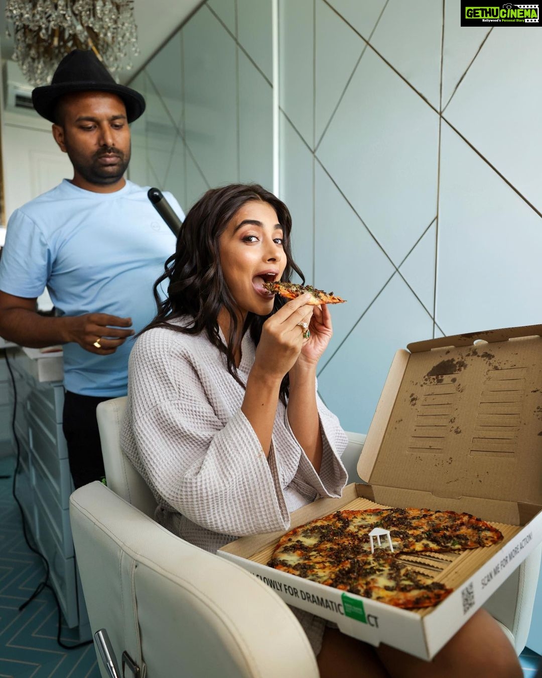 Pooja Hegde Instagram - Bring it on.. 🍕🍕🍕 #kisikabhaikisikijaantrailerlaunch