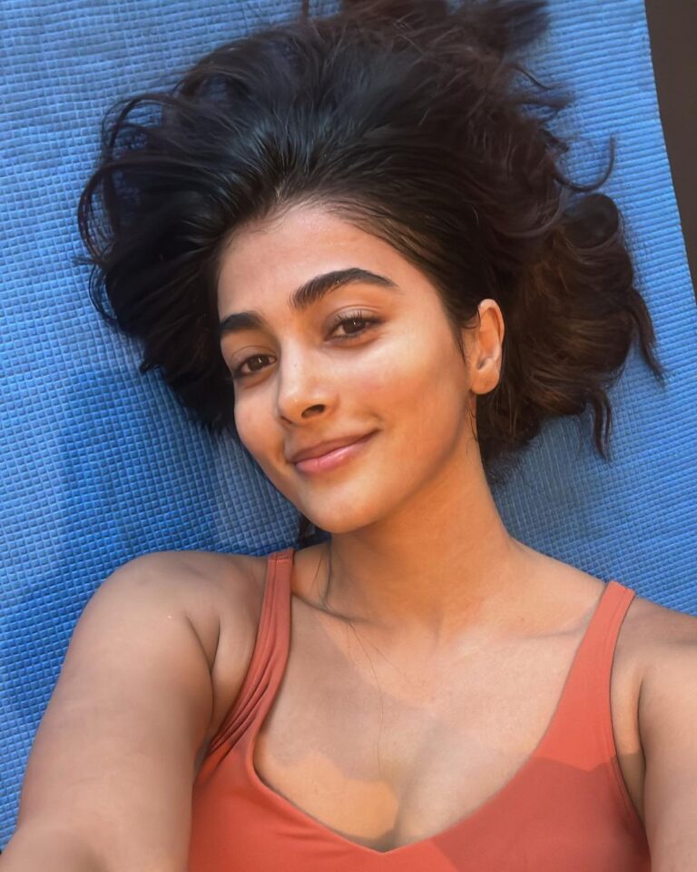 Pooja Hegde Instagram - Those flushed cheeks after a good workout 🥰 #postworkoutglow #fitwithanappetite
