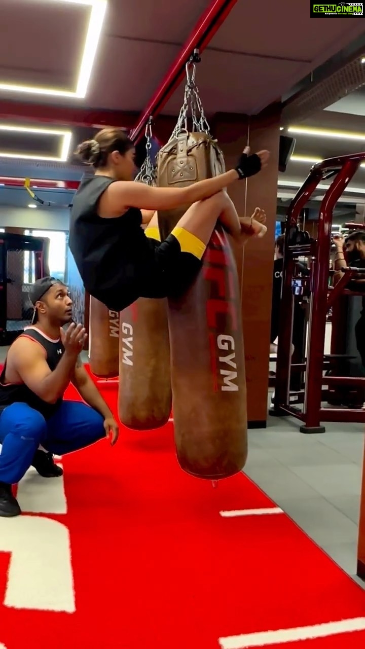 Pooja Hegde Instagram - Core finisher π₯π
Best way to make anyone give π― in workout is to record itπ
π
. . . #coretraining #poojahegde #bodyweightworkout #absworkout #functionalfitness